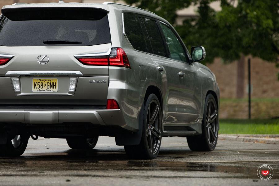 Детали экстерьера Lexus LX570 on Vossen Wheels (HC-1) 2017 года  (фото 22 из 43)